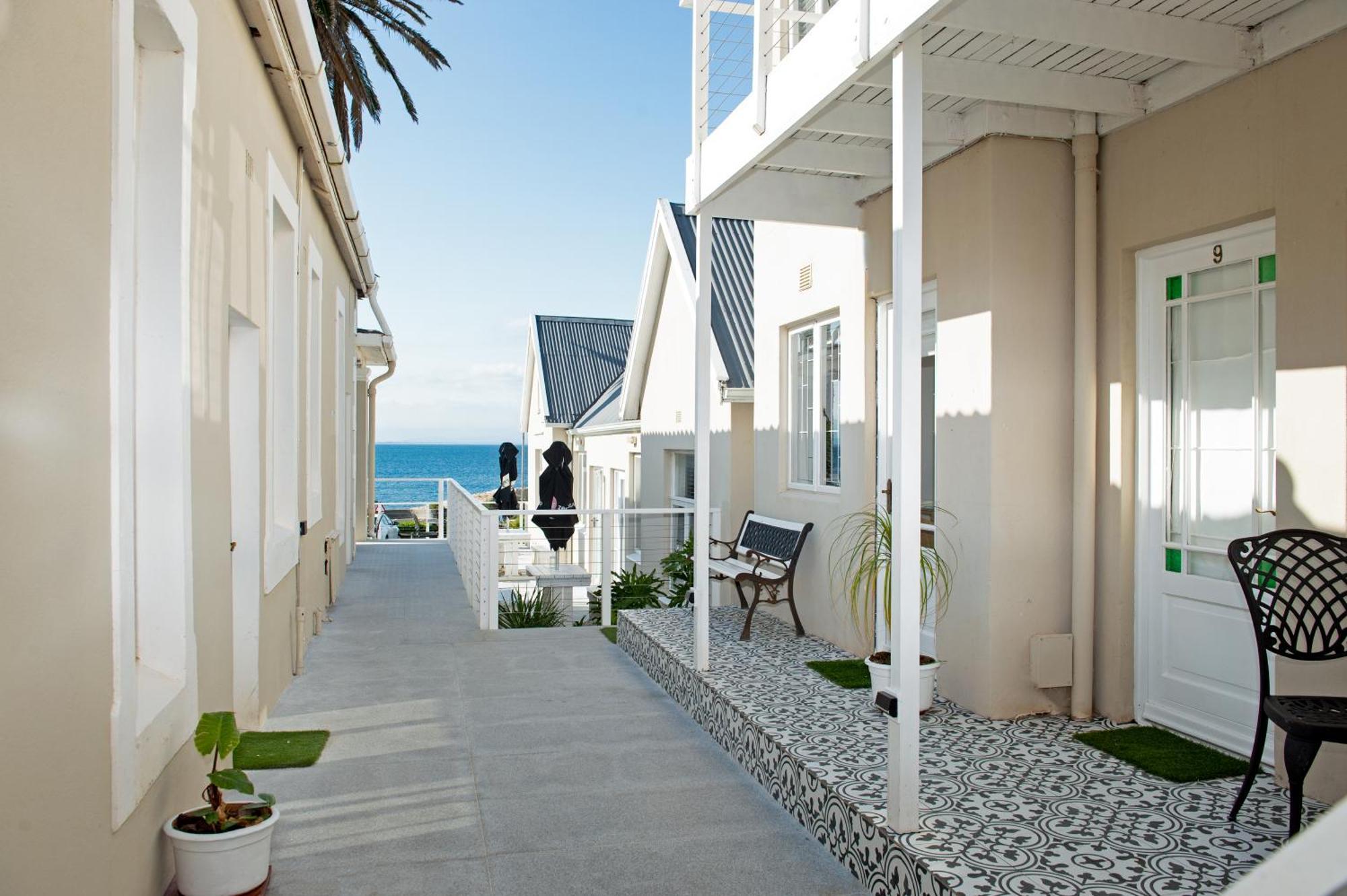 Boulders Beach Hotel, Cafe And Curio Shop Simon's Town Exterior photo